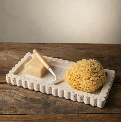 Plateau carré en travertin à bords festonnés  Maison Olive