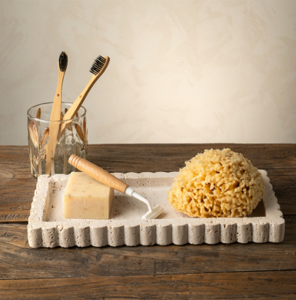 Plateau carré en travertin à bords festonnés  Maison Olive