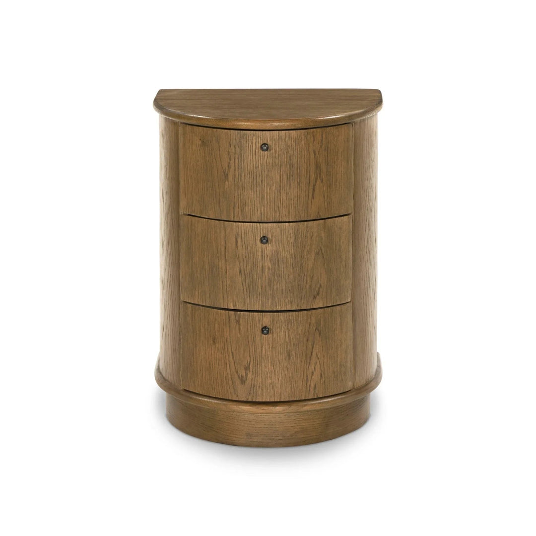 Maison Olive table de chevet ronde en bois de chêne massif avec 3 tiroirs et poignées noires discrètes.
