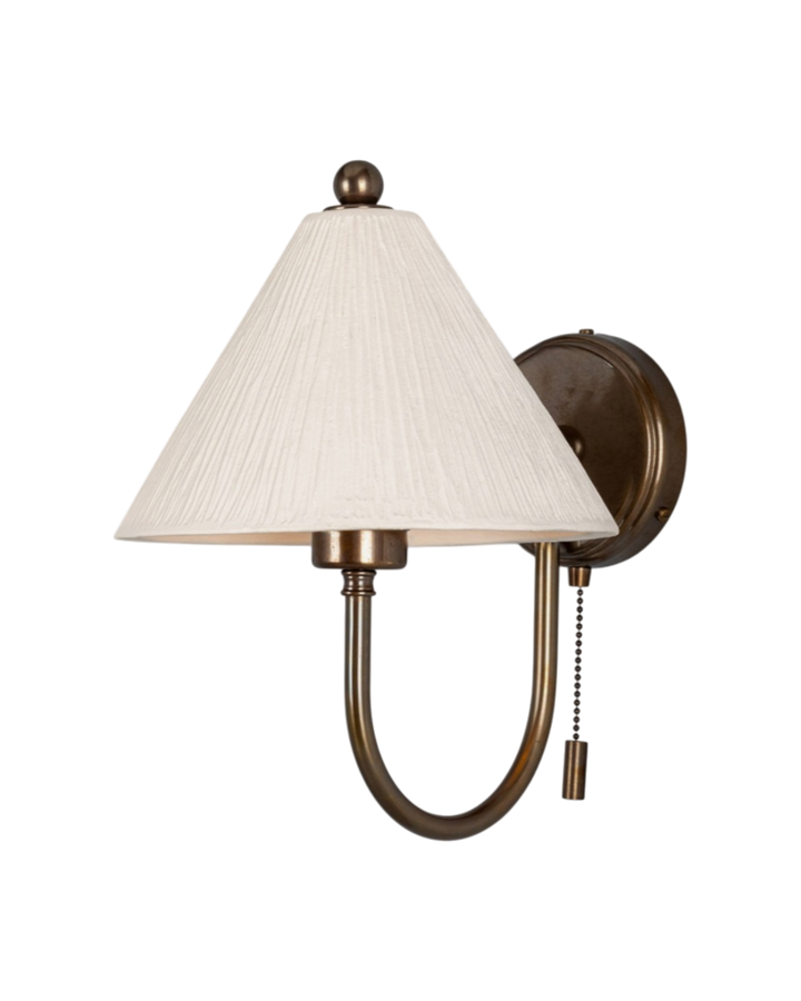 Tillia apporte chaleur et caractère à tout espace grâce à son bras délicatement courbé