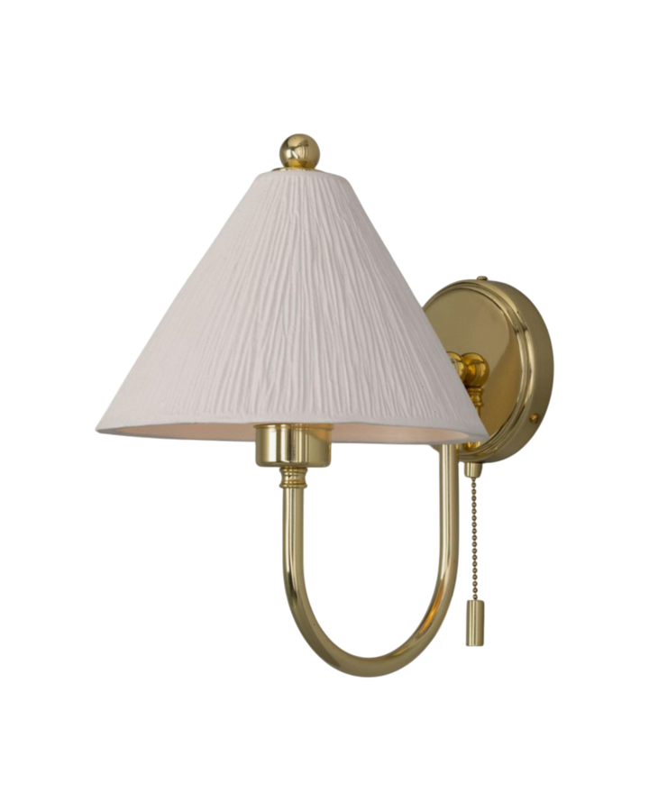 Tillia apporte chaleur et caractère à tout espace grâce à son bras délicatement courbé