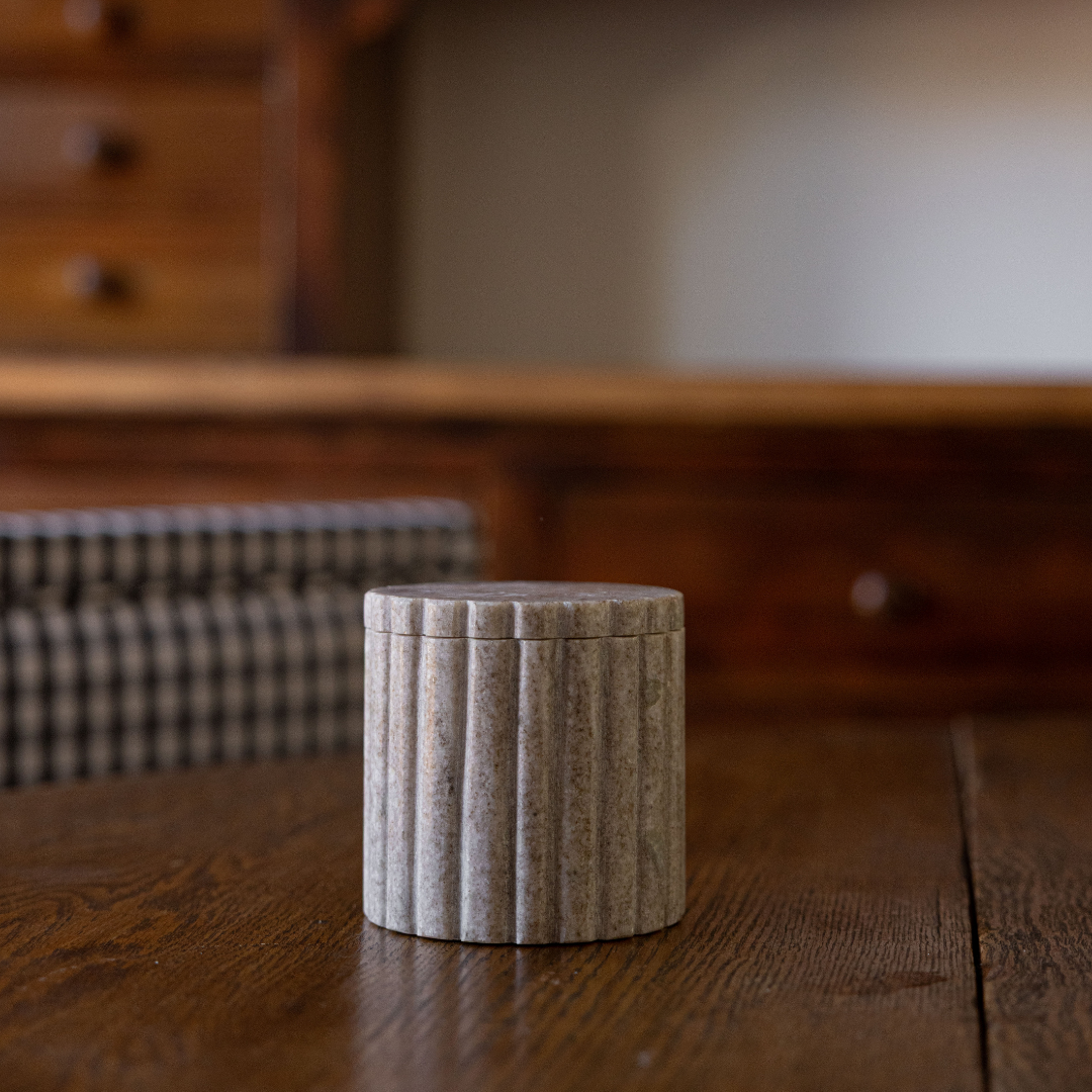 WOLZ Pot cannelé en marbre gris beige - Maison Olive