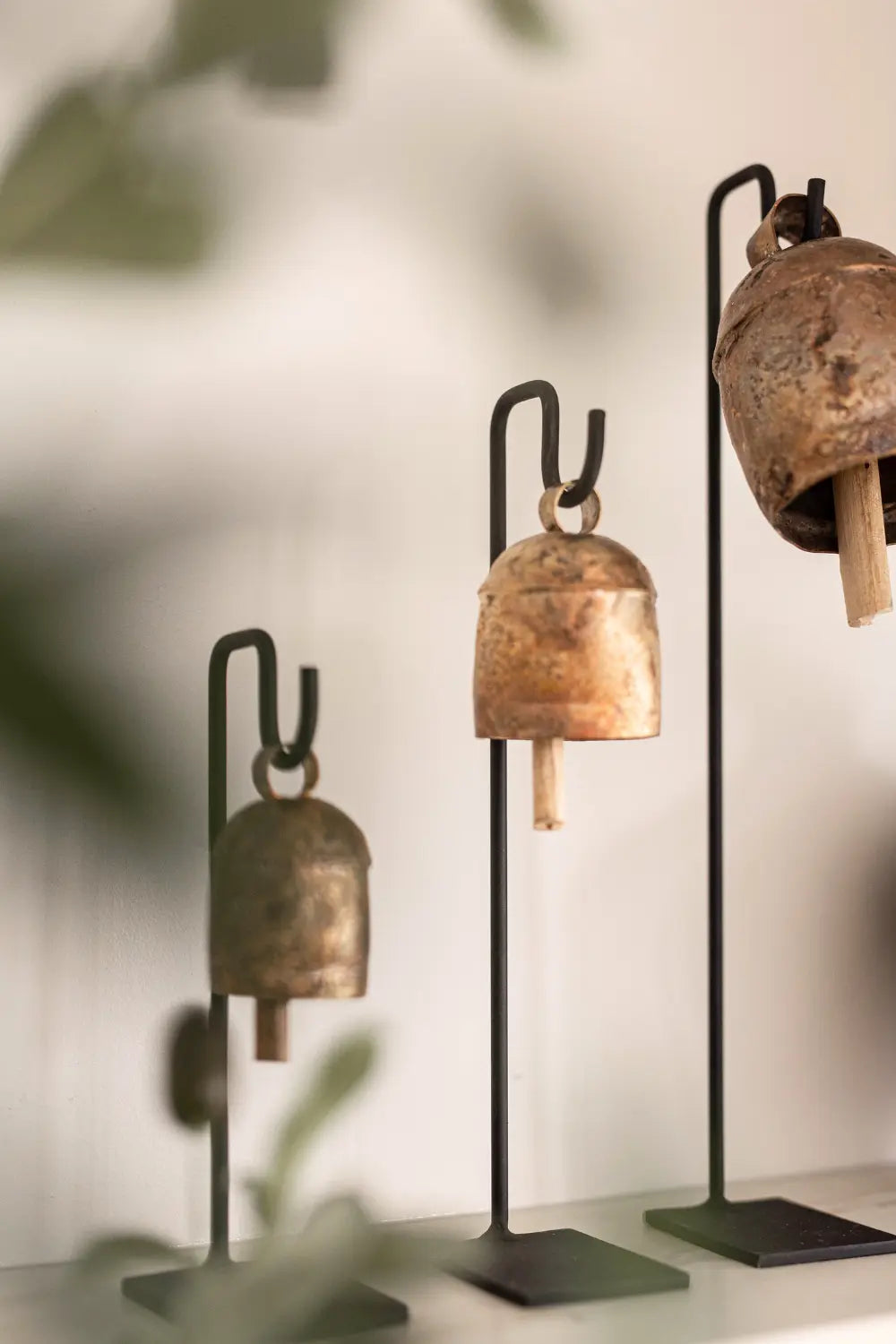 Styling d'étagère avec cloches en fer d'inspiration vintage  Maison Olive