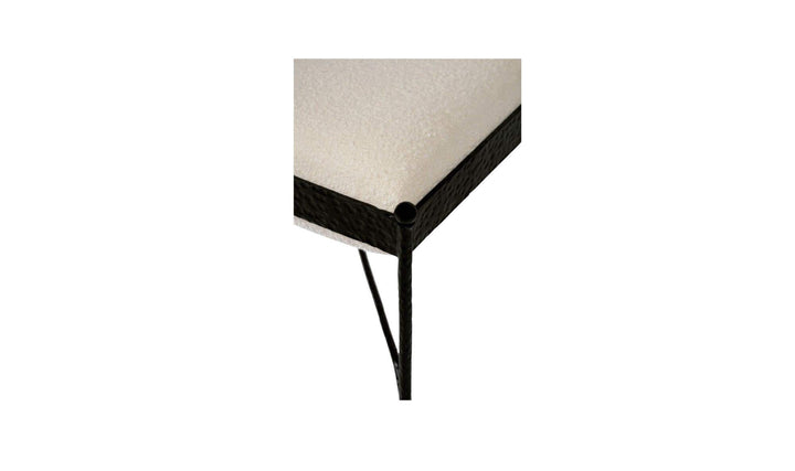 Détail du tissu bouclé crème et de la structure en fer du tabouret AGNE