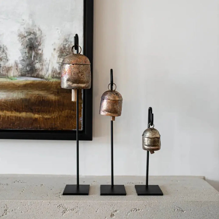 Styling d'étagère avec cloches en fer d'inspiration vintage  Maison Olive