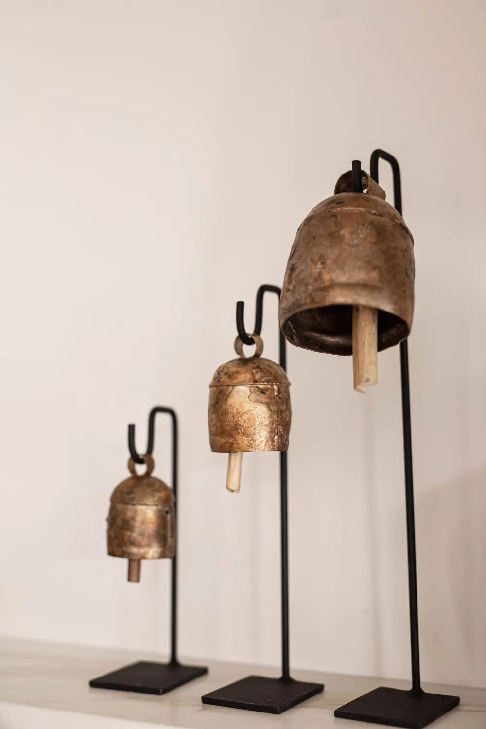 Styling d'étagère avec cloches en fer d'inspiration vintage  Maison Olive