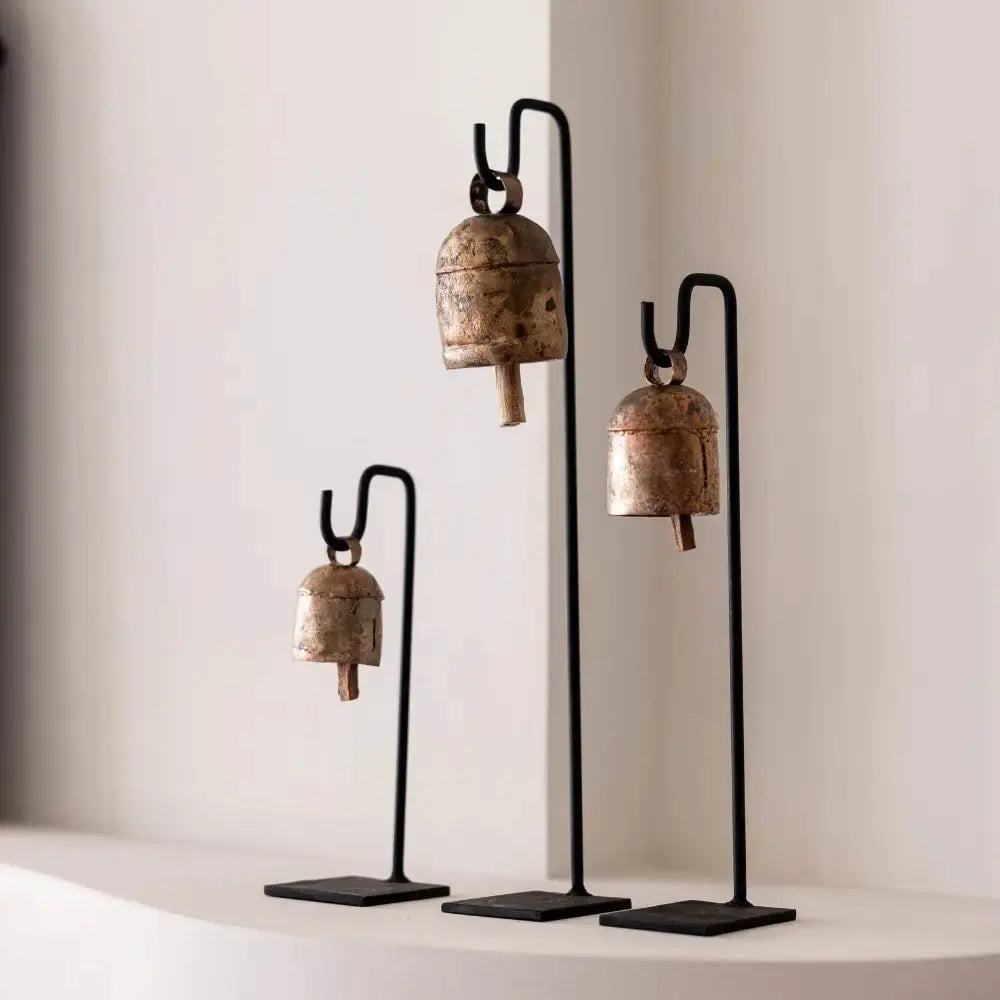 Styling d'étagère avec cloches en fer d'inspiration vintage  Maison Olive