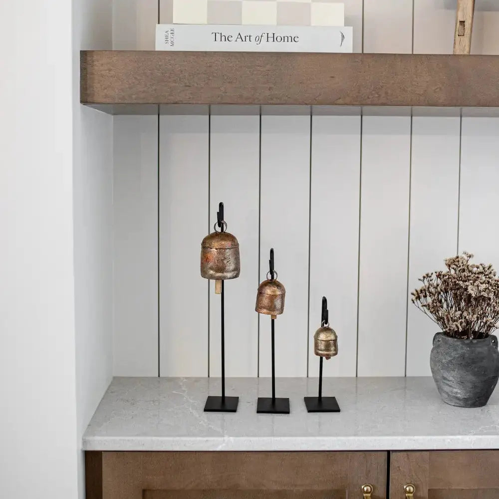 Styling d'étagère avec cloches en fer d'inspiration vintage  Maison Olive