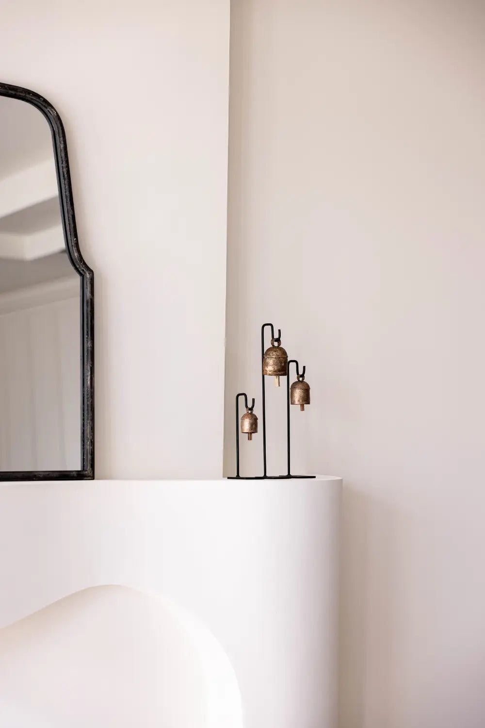 Styling d'étagère avec cloches en fer d'inspiration vintage  Maison Olive