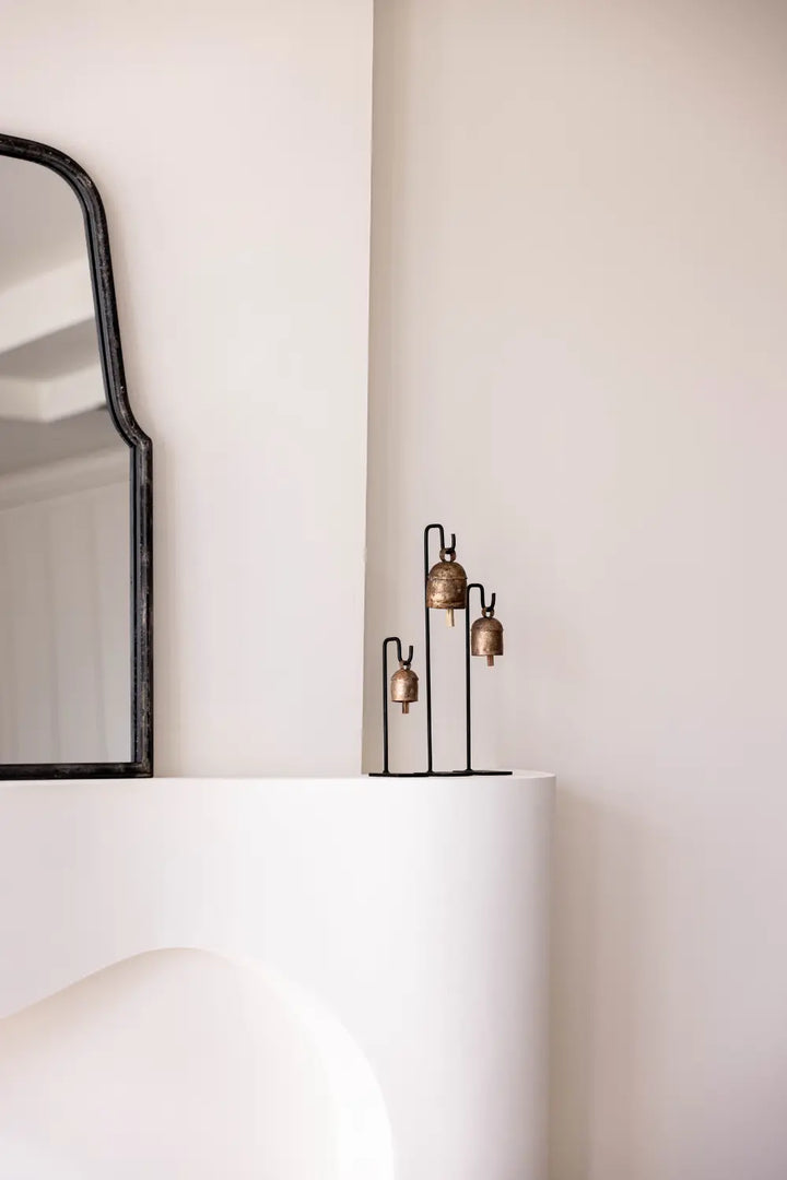 Styling d'étagère avec cloches en fer d'inspiration vintage  Maison Olive