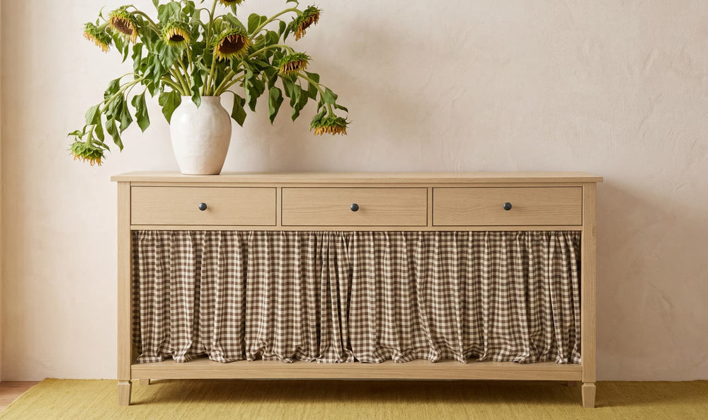 Console ISABELLE avec vase et fleurs dans une pièce