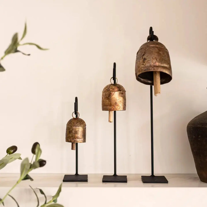 Styling d'étagère avec cloches en fer d'inspiration vintage  Maison Olive