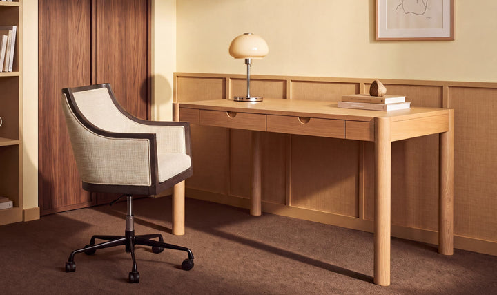 Chaise de bureau FIRTH avoine, dans un bureau avec un bureau en bois