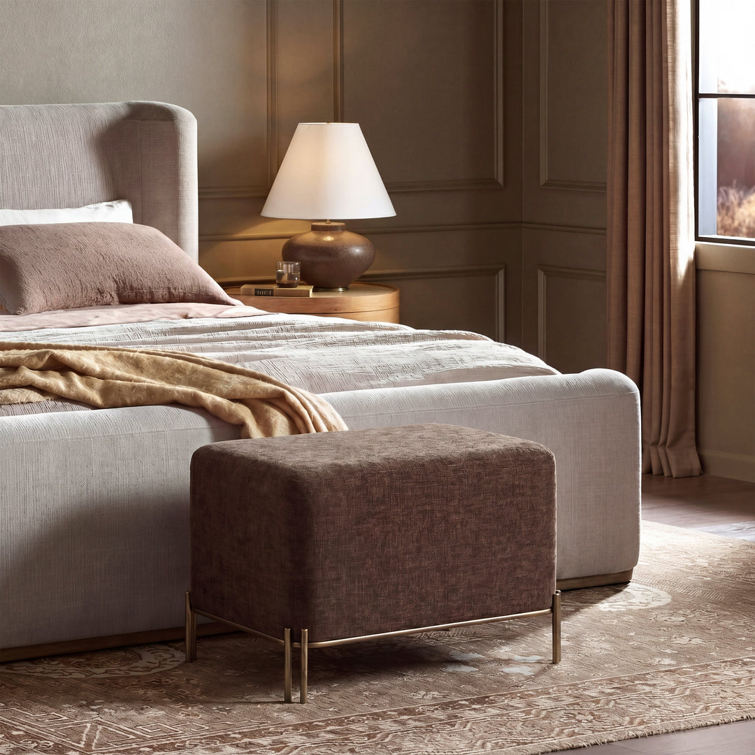 Banc Meline en chenille brune au pied d’un lit