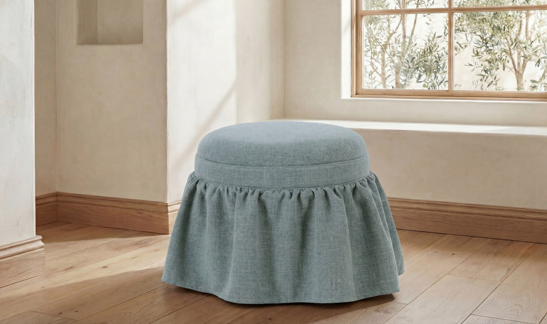 Ottoman de rangement HEIDI bleu clair, près d'une fenêtre
