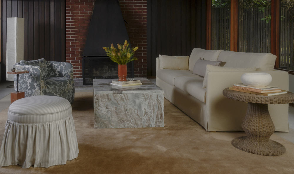 Ottoman de rangement HEIDI rayures beige, dans un salon avec fauteuils