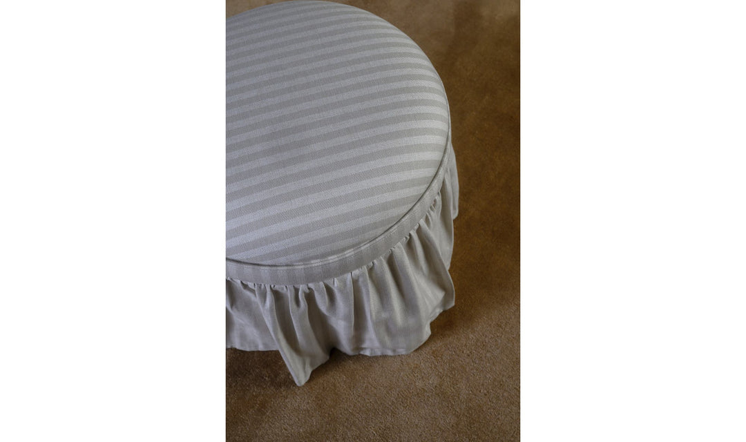 Ottoman de rangement HEIDI rayures beige, détail de l'assise à rayures dans un salon