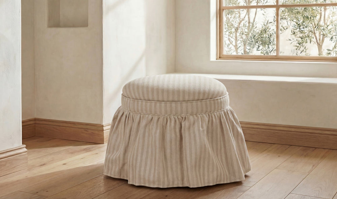 Ottoman de rangement HEIDI rayures beige, près d'une fenêtre