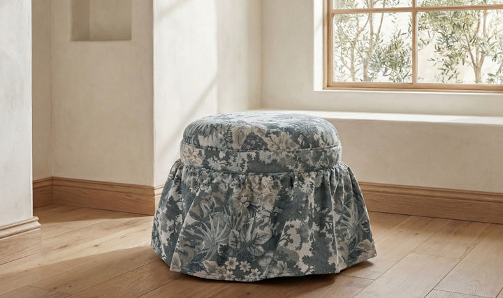 Ottoman de rangement HEIDI tapisserie bleue, près d'une fenêtre