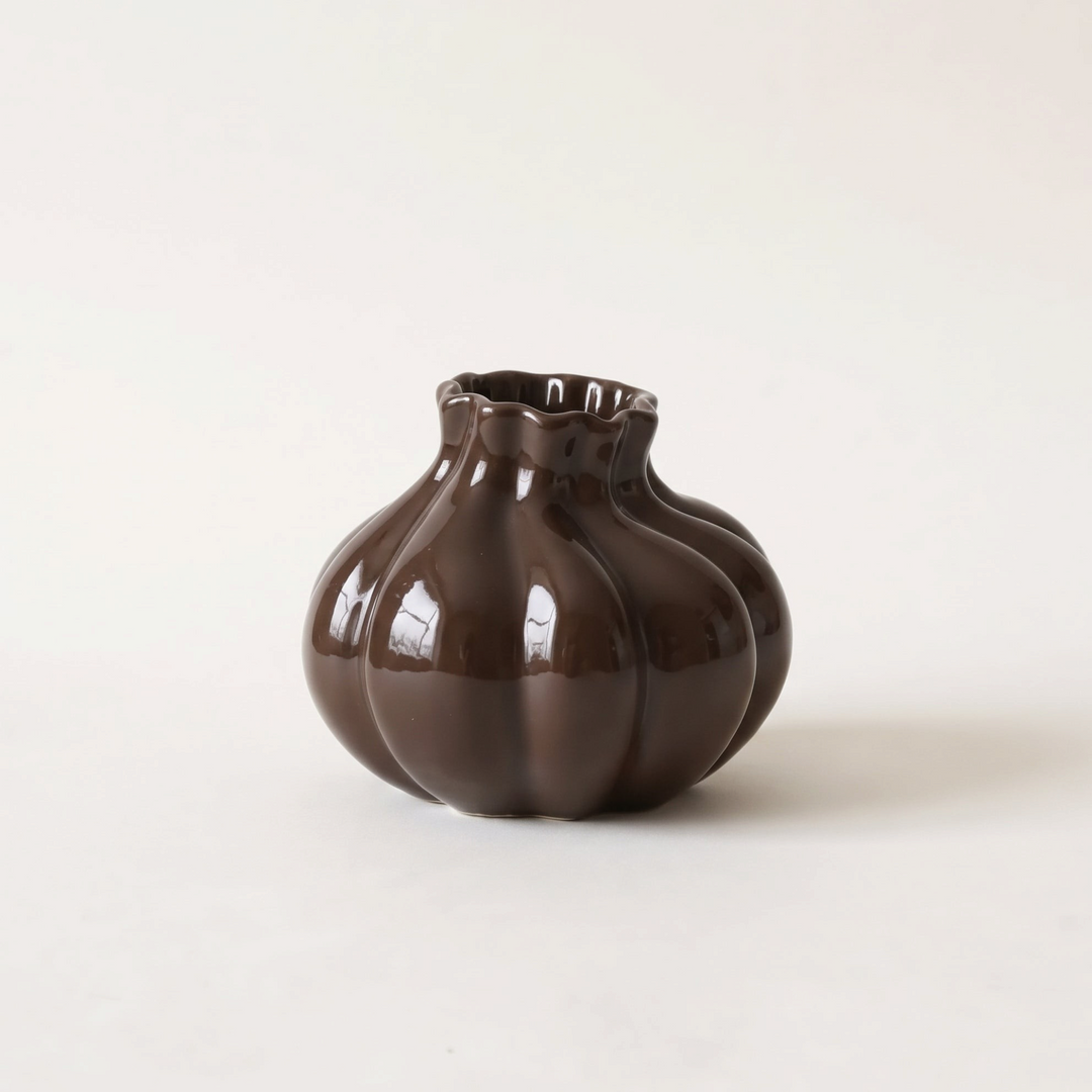 Petit vase Maison Olive en céramique brun foncé à la forme organique et irrégulière, style artisanal.