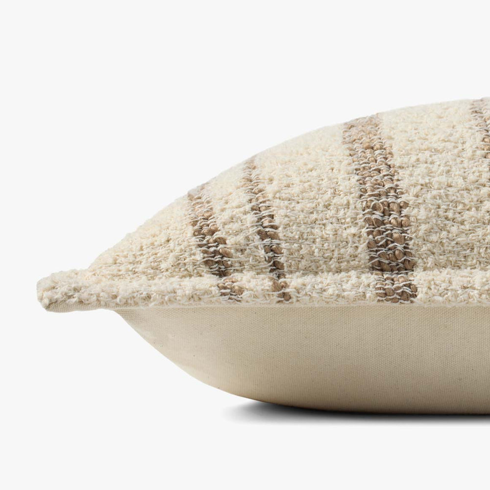 Détail du coussin Léonard Brigette Romanek x Loloi Natural / Tan