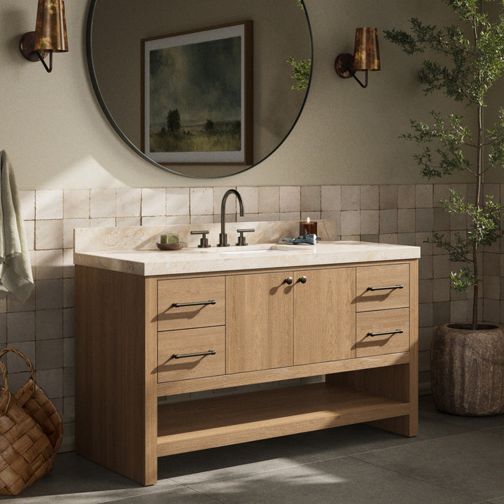 Maison Olive ANTHEM vanité simple large en chêne naturel avec dessus en marbre Carrara et robinetterie en laiton.