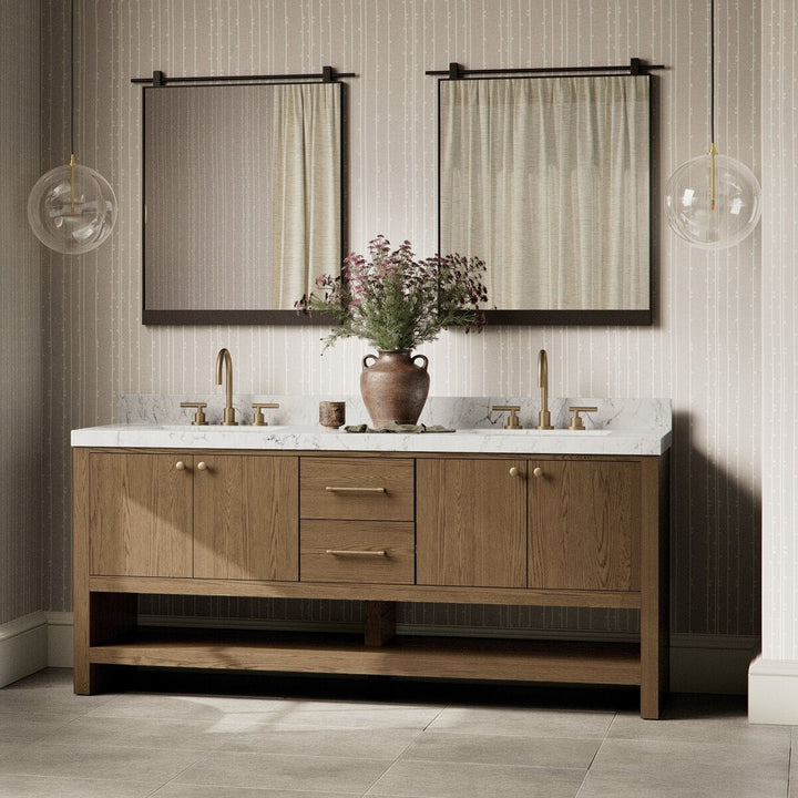 Maison Olive ANTHEM vanité double en chêne naturel avec dessus en marbre Carrara et robinetterie en laiton.