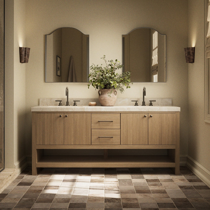 Maison Olive ANTHEM vanité double en chêne naturel avec dessus en marbre Carrara et robinetterie en laiton.