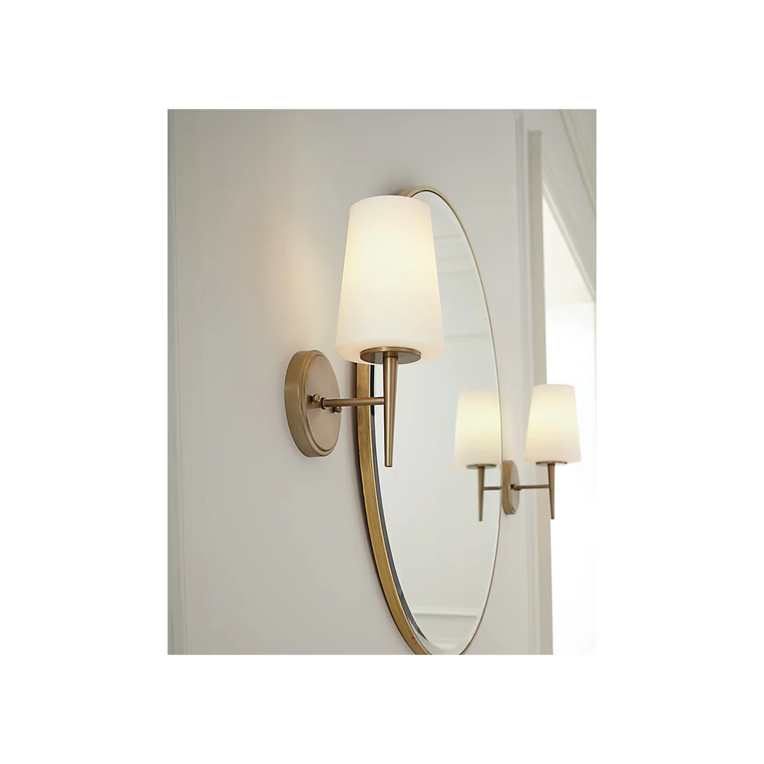 Applique murale Driscoll Maison Olive en laiton satiné et verre opalin, style années 60, éclairage doux.