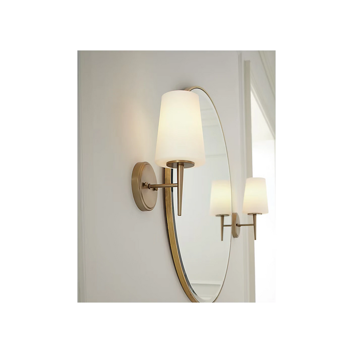 Applique murale Driscoll Maison Olive en laiton satiné et verre opalin, style années 60, éclairage doux.