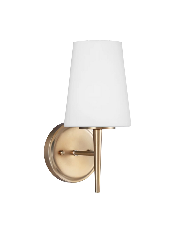 Applique murale Driscoll Maison Olive en laiton satiné et verre opalin, style années 60, éclairage doux.