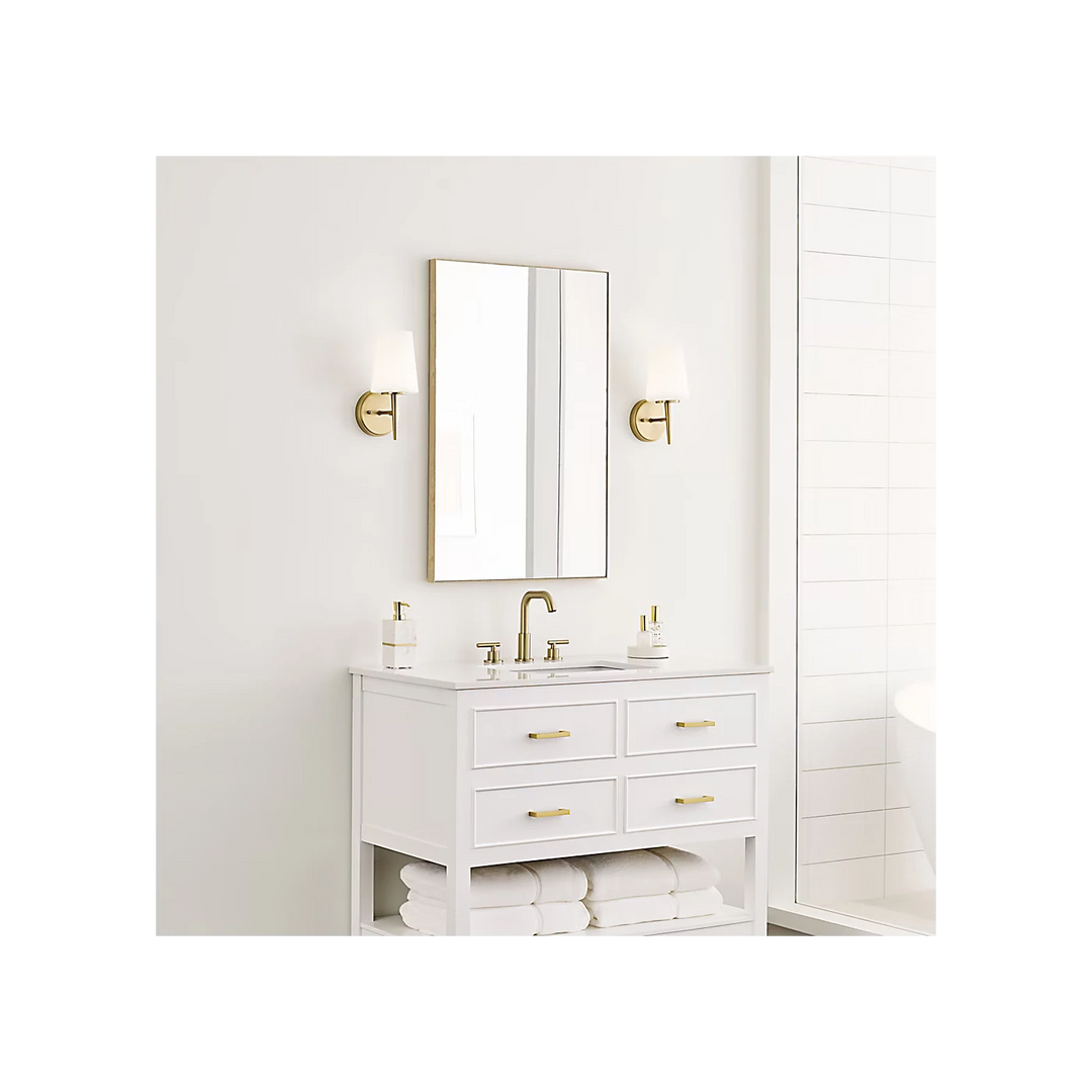 Maison Olive Applique murale Driscoll en laiton satiné et verre opalin, style années 60, pour salle de bain.