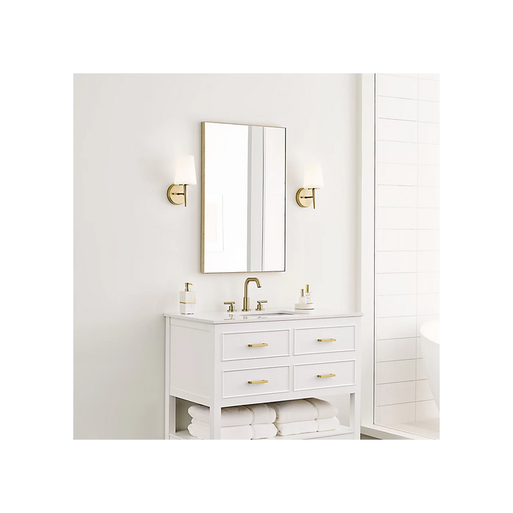 Maison Olive Applique murale Driscoll en laiton satiné et verre opalin, style années 60, pour salle de bain.