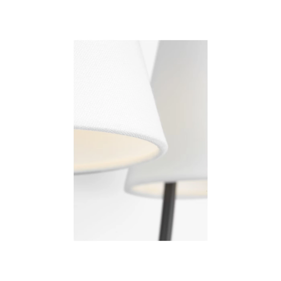 Maison Olive Applique murale classique en laiton doré avec abat-jour conique blanc en tissu.