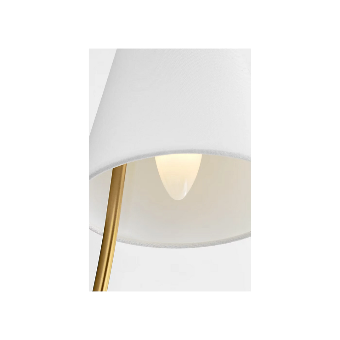 Maison Olive applique murale classique en laiton doré avec abat-jour conique blanc diffusant une lumière douce.