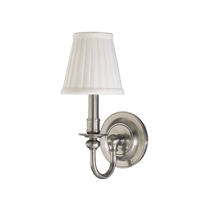 Applique murale Maison Olive BEEKMAN en métal argenté avec abat-jour plissé blanc élégant