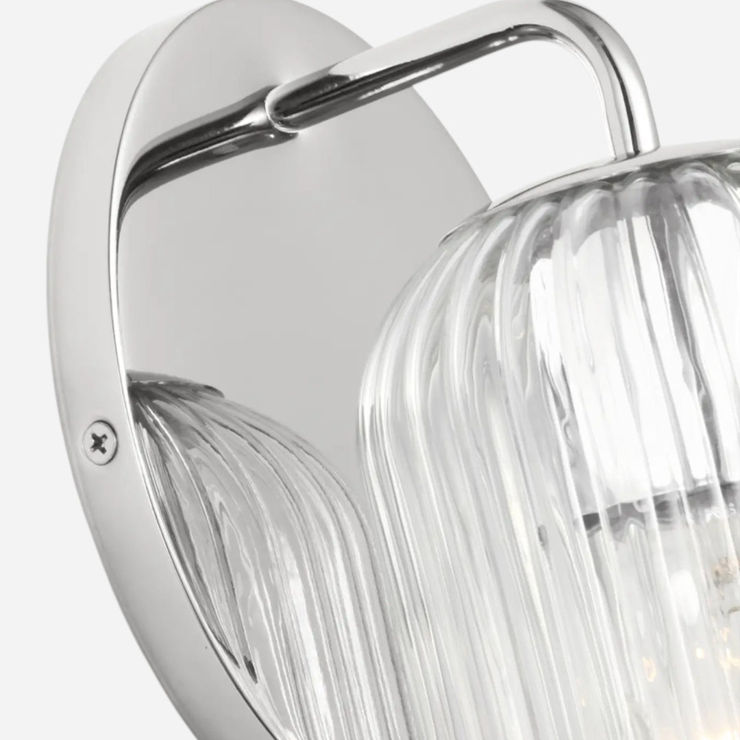 Applique murale Maison Olive EISELE en chrome poli avec un abat-jour en verre cannelé transparent