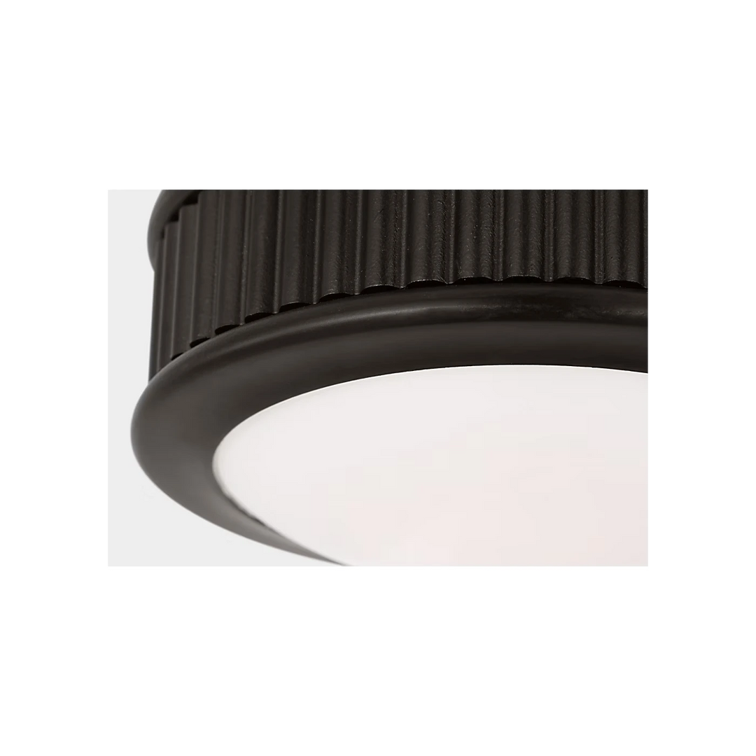 Maison Olive applique murale cylindrique en métal noir avec abat-jour diffusant en verre opale et détails cannelés