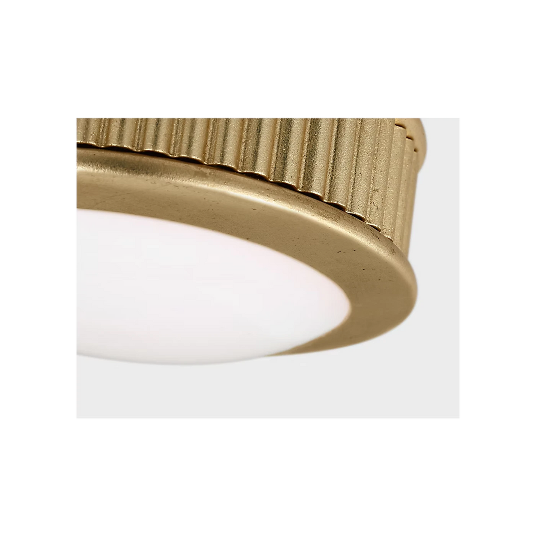 Applique murale Maison Olive cylindrique dorée texturée avec abat-jour diffusant en verre opale