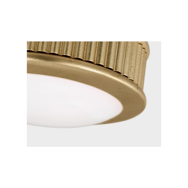 Applique murale Maison Olive cylindrique dorée texturée avec abat-jour diffusant en verre opale
