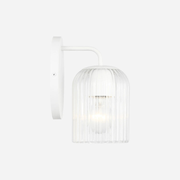 Applique murale Maison Olive EISELE blanche avec abat-jour en verre strié pour un éclairage moderne et minimaliste.