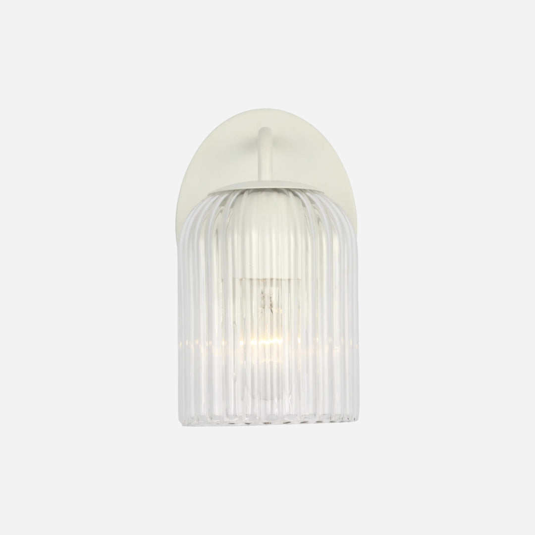 Applique murale Maison Olive EISELE au design minimaliste avec abat-jour en verre cannelé et support blanc