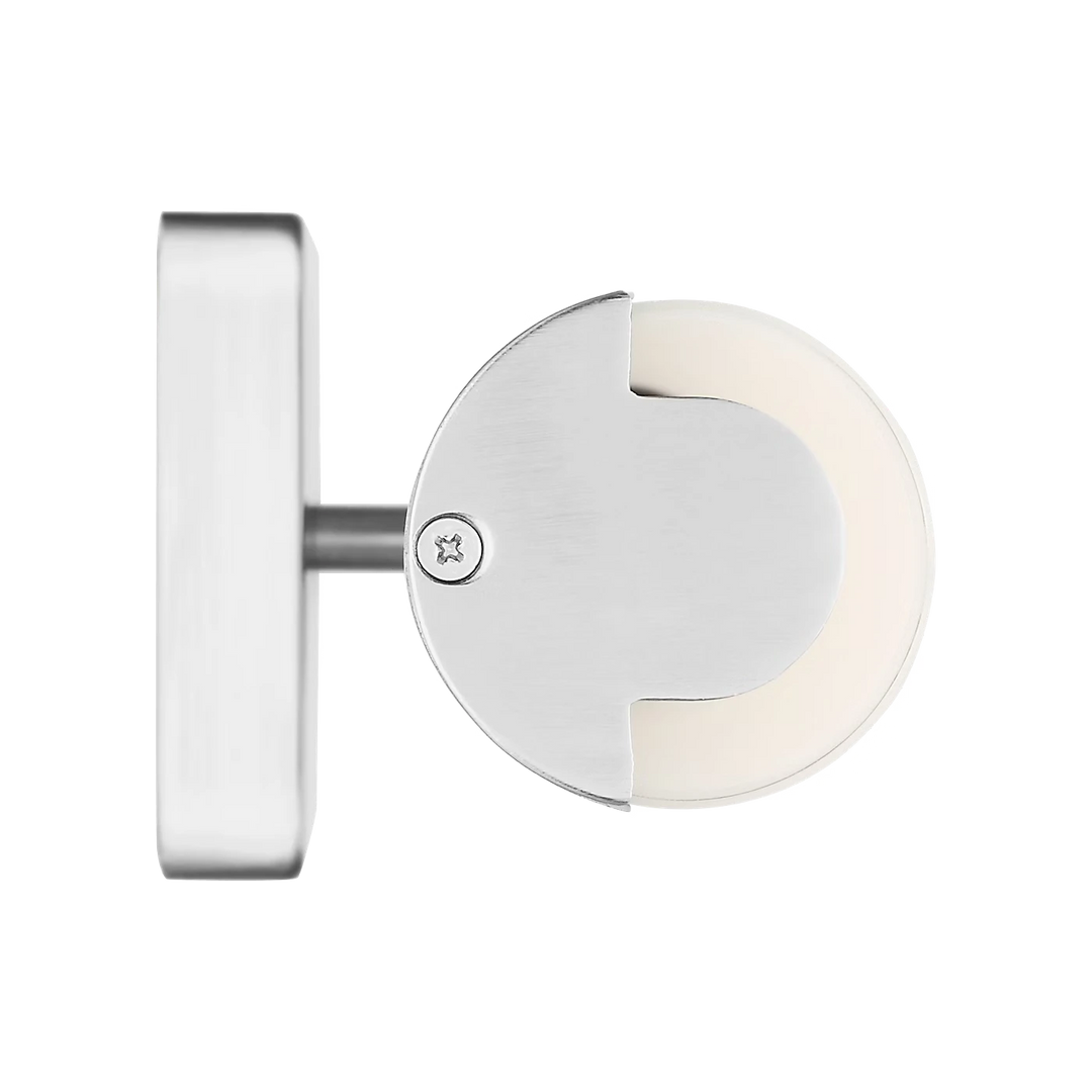 Applique murale Maison Olive Kiel en métal argenté avec diffuseur cylindrique en verre givré, vue de profil
