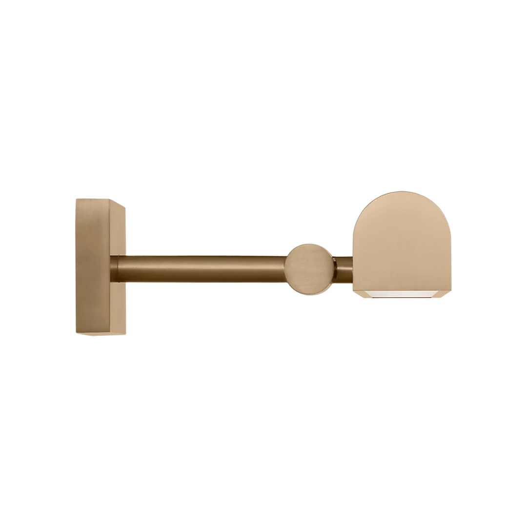 Applique murale Maison Olive en laiton brossé, design moderne rectiligne, éclairage doux et chaleureux.