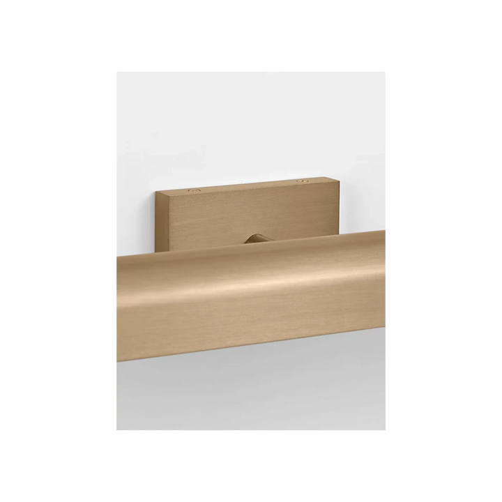 Applique murale Maison Olive en laiton brossé, design moderne rectiligne, idéale pour salon ou chambre.