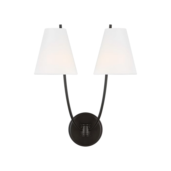 Applique murale Maison Olive en laiton doré avec deux abat-jours blancs coniques diffusant une lumière douce.