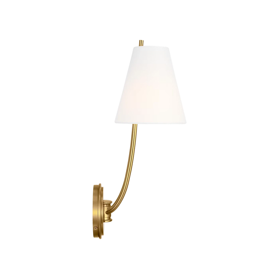 Applique murale Maison Olive en laiton doré avec abat-jour blanc conique, style classique.
