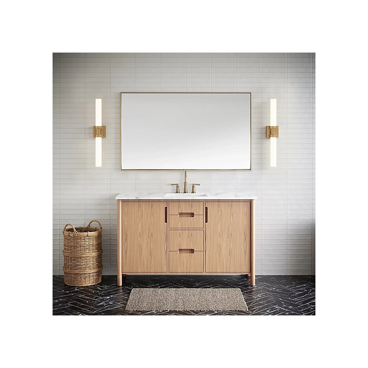 Applique murale Maison Olive LED tubulaire dorée installée de chaque côté d'un miroir de salle de bain moderne