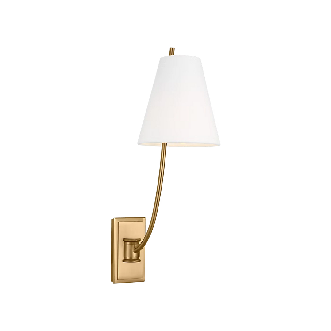 Maison Olive applique murale en métal doré brossé avec abat-jour blanc conique, style élégant.