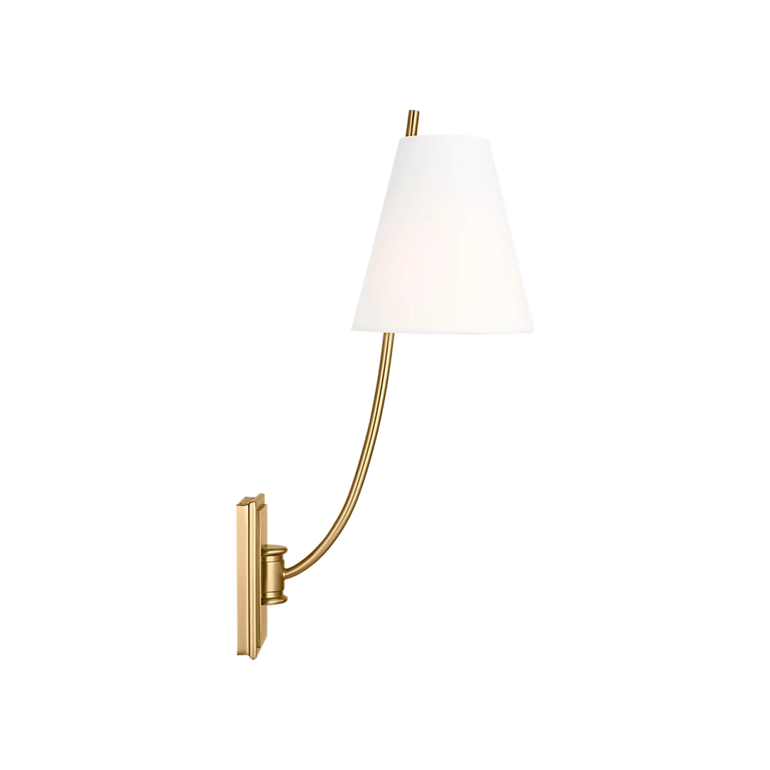 Applique murale Maison Olive en métal doré, abat-jour blanc conique, design élégant pour salon ou chambre.